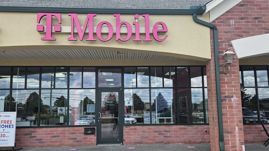 Exterior photo of T-Mobile Store at Capitol Dr & Meadowcreek Dr, Pewaukee, WI