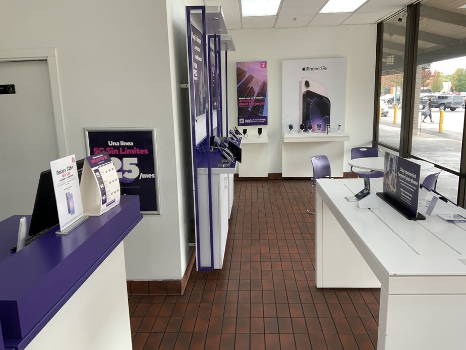 Metro by T-Mobile 1090 Biddle Rd - 1090 Biddle Rd