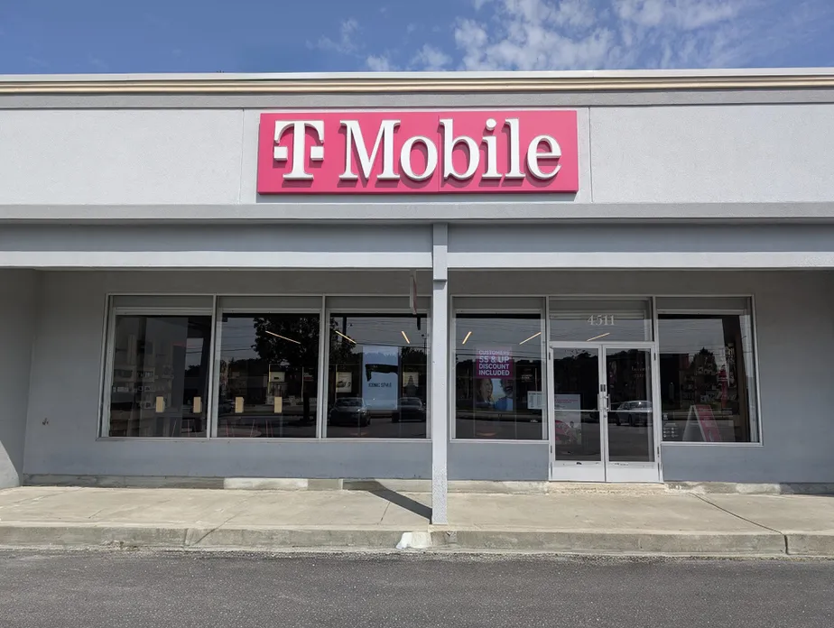  Exterior photo of T-Mobile Store at Kirkwood Hwy & Monica Blvd, Wilmington, DE 