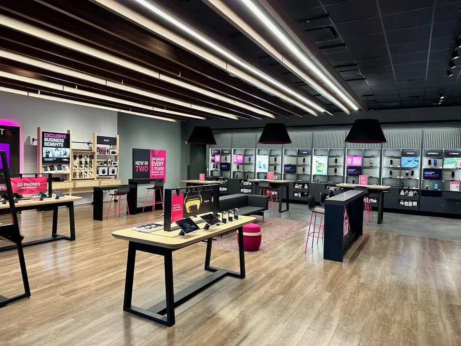 Interior photo of T-Mobile Store at Richmond Center, Saint Louis, MO 