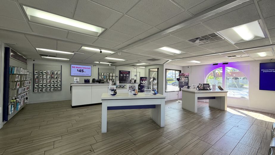 Metro by T-Mobile 681 S Mollison Ave - 681 S Mollison Ave 