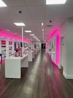 Interior photo of T-Mobile Store at Veterans Memorial Blvd & Richland Ave, Metairie, LA
