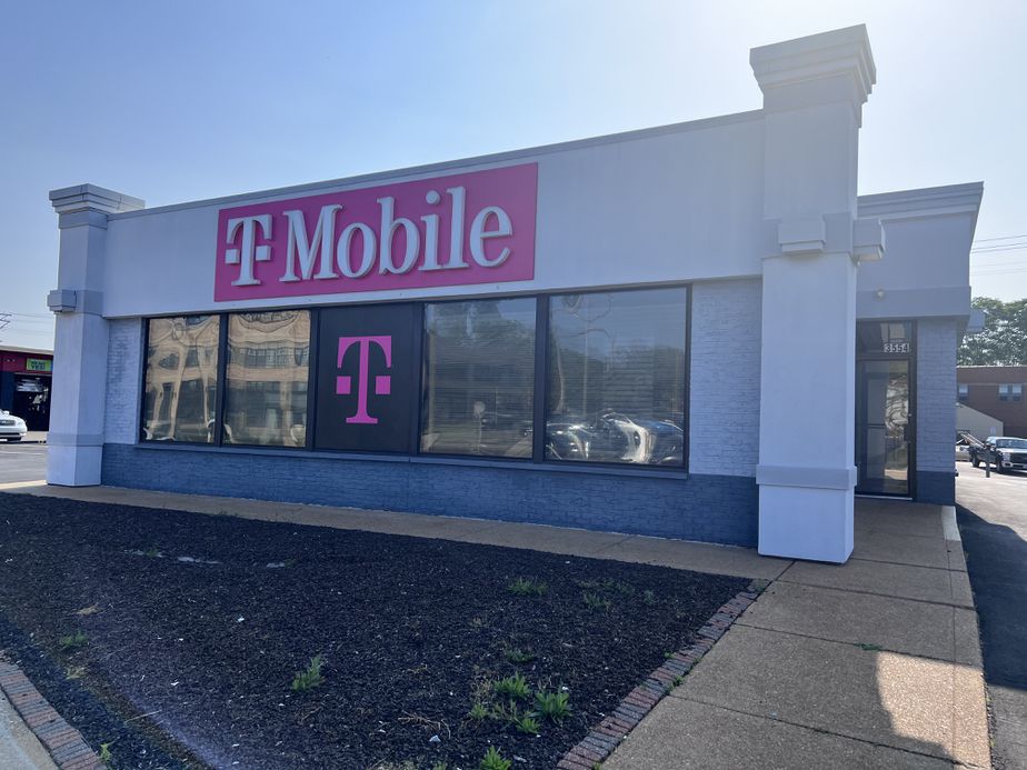 Exterior photo of T-Mobile Store at Kingshighway & Tholozan Ave, Saint Louis, MO