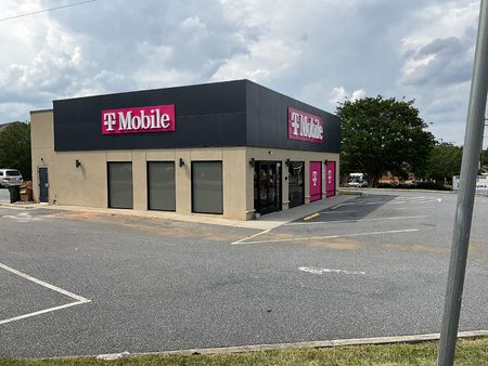 Exterior photo of T-Mobile Store at Center & 29th, Hickory, NC