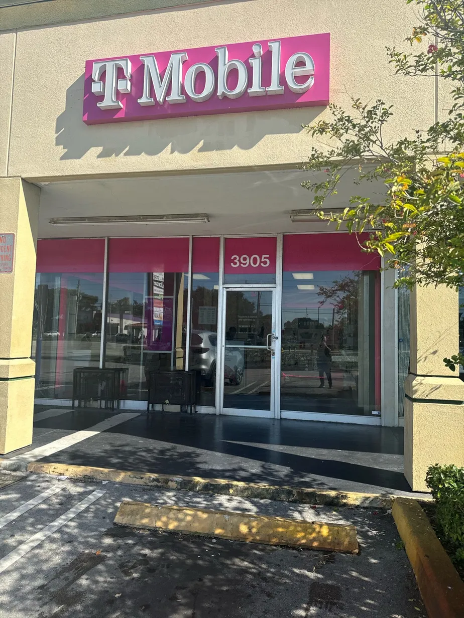  Exterior photo of T-Mobile Store at W Oakland Park Blvd & Sr 7, Lauderdale Lakes, FL 