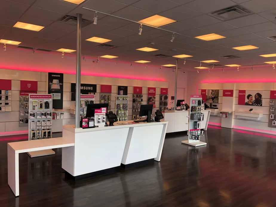Foto del interior de la tienda T-Mobile en S Queen St & Tyler Run Rd, York, PA