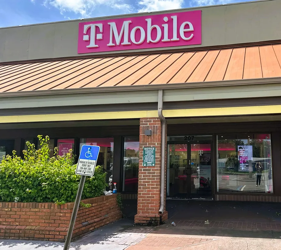  Exterior photo of T-Mobile Store at Fairview & Grandview, Simpsonville, SC 