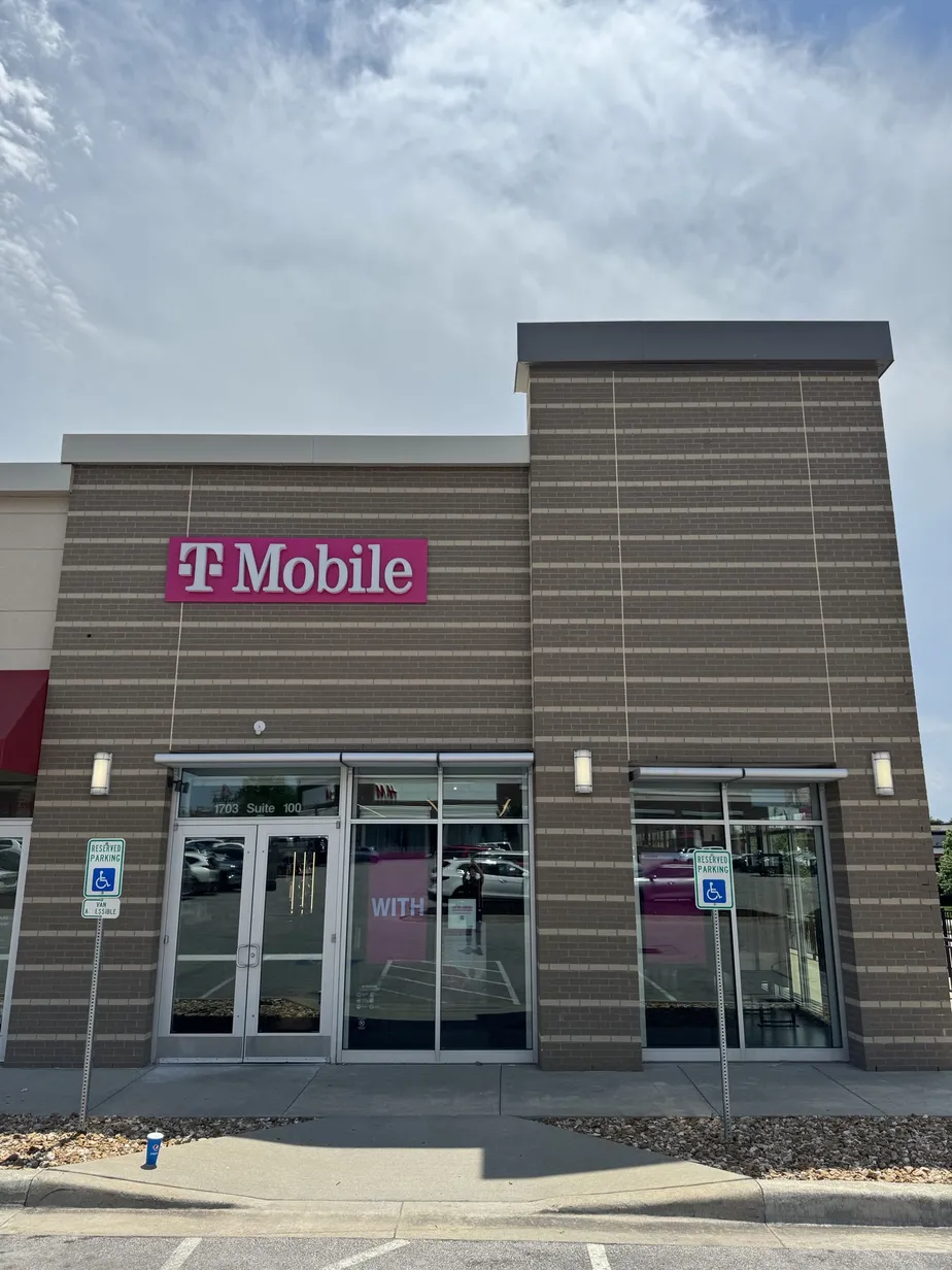 Foto del exterior de la tienda T-Mobile en Legends Outlets, Kansas City, KS