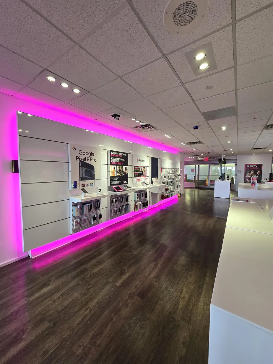 Foto del interior de la tienda T-Mobile en Bronx Terminal Market, Bronx, NY