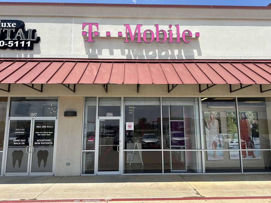 Exterior photo of T-Mobile Store at Stone St & Campbell St, Kilgore, TX