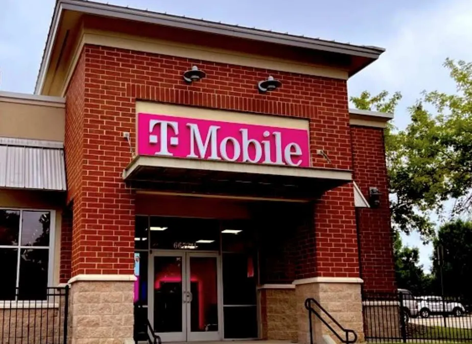 Exterior photo of T-Mobile Store at Thomasville Rd & Bannerman Rd, Tallahassee, FL