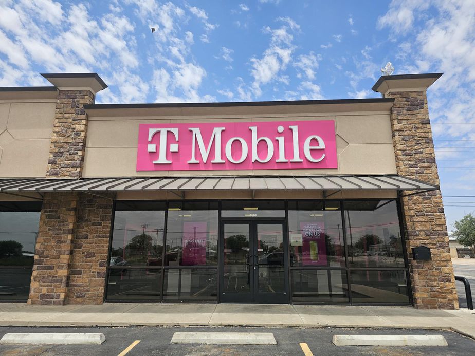 Exterior photo of T-Mobile Store at Main St Plaza, Seminole, TX