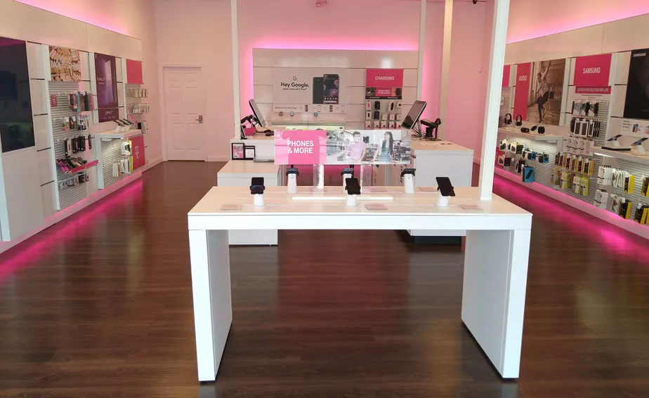 Foto del interior de la tienda T-Mobile en Green Rd & North Ridge Rd, Madison, OH