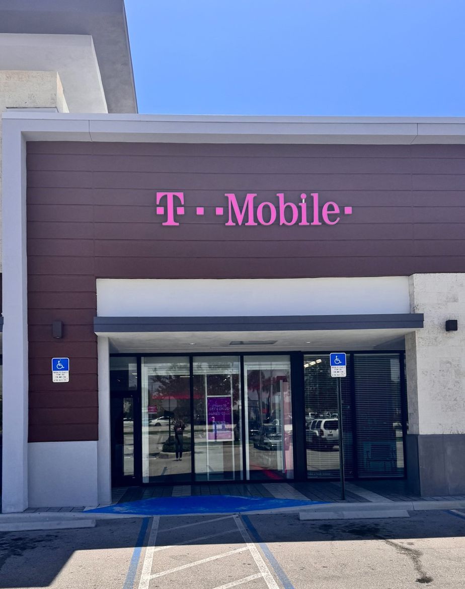 Exterior photo of T-Mobile Store at S Federal Hwy & SE 10th St, Deerfield Beach, FL