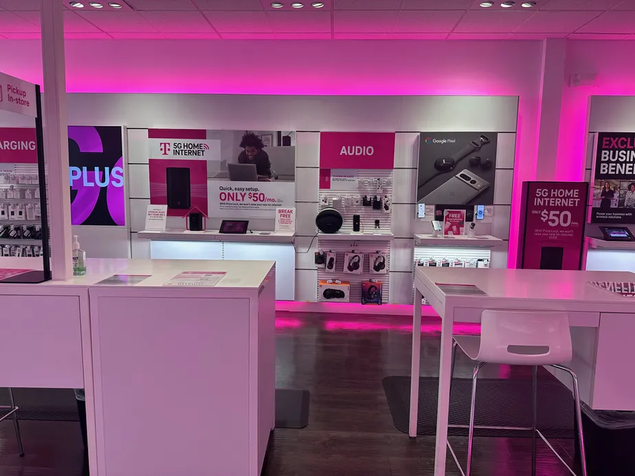  Interior photo of T-Mobile Store at Nob Hill & Sunrise, Plantation, FL 