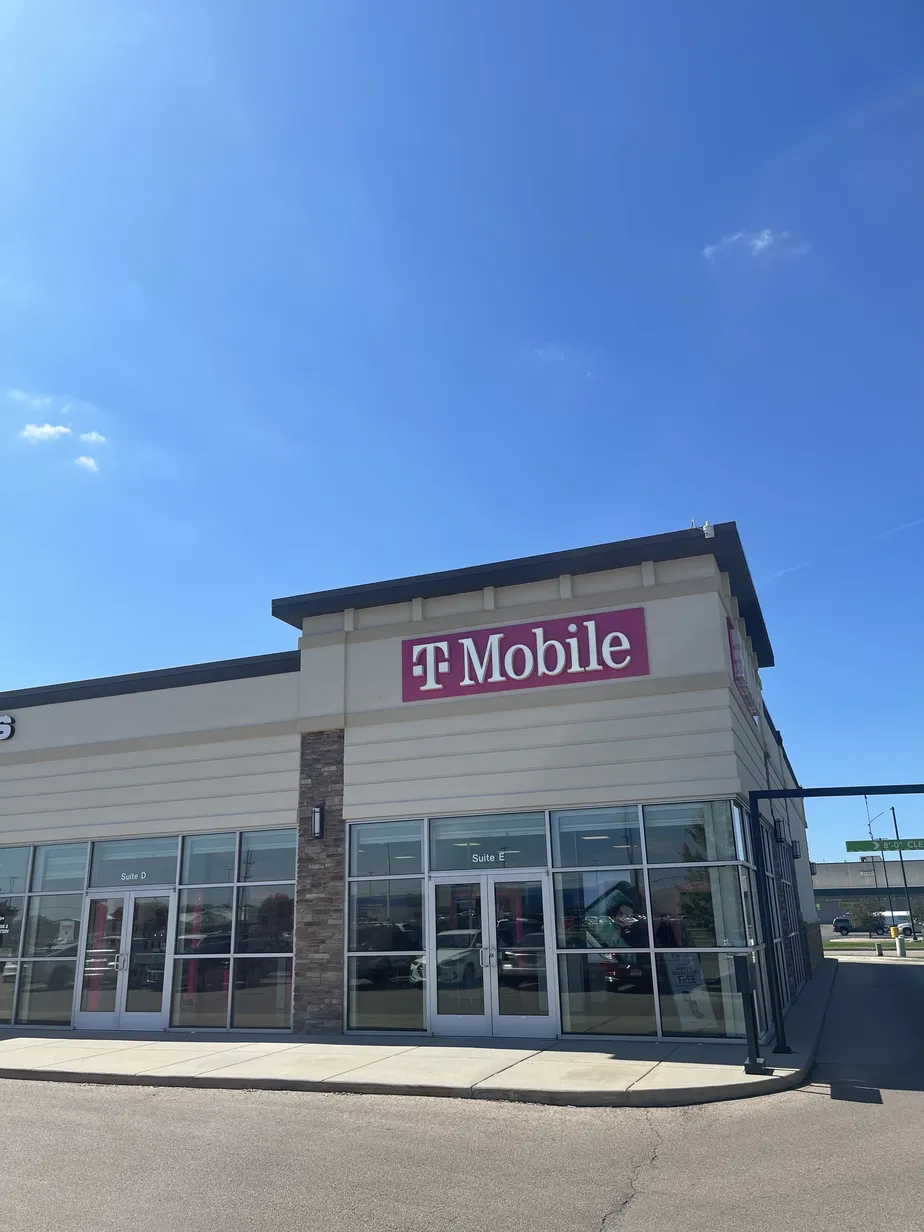 Exterior photo of T-Mobile Store at E Lincoln Way & 43rd Ave, Sterling, IL