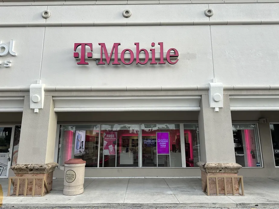 Exterior photo of T-Mobile Store at Northridge Shopping Plaza, Oakland Park, FL