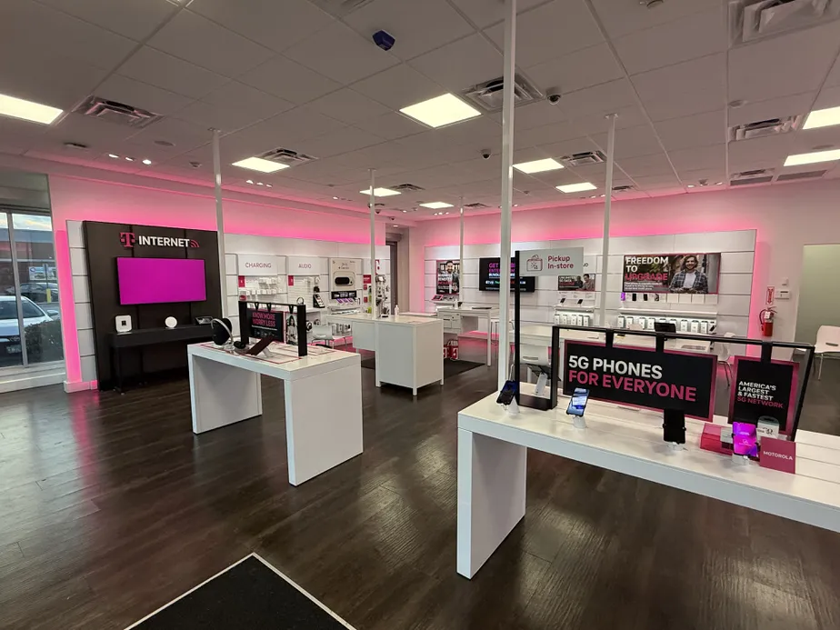  Interior photo of T-Mobile Store at Cicero Ave & 136th St, Crestwood, IL 