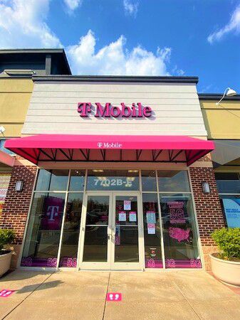 Exterior photo of T-Mobile Store at Mount Vernon Plaza, Alexandria, VA