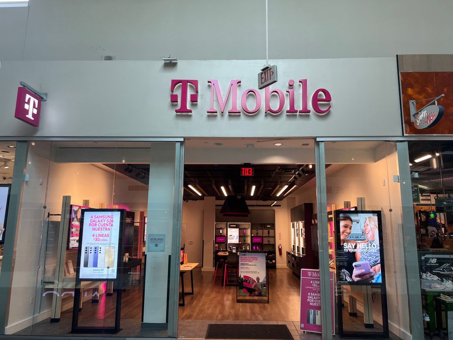Exterior photo of T-Mobile Store at Jersey Gardens, Elizabeth, NJ