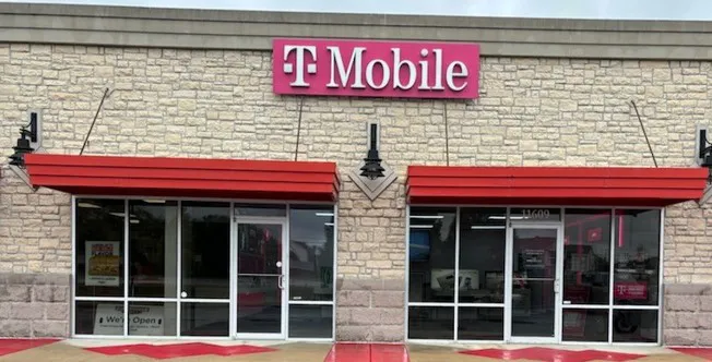  Exterior photo of T-Mobile Store at Maumelle Blvd & River Pointe Dr, North Little Rock, AR 