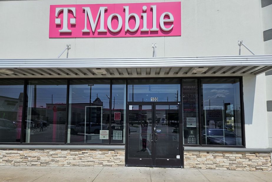 Exterior photo of T-Mobile Store at Hwy 59 & W Bellfort, Houston, TX