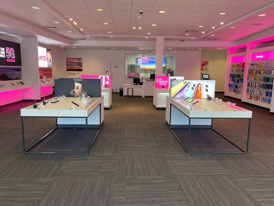  Interior photo of T-Mobile Store at Chagrin Blvd & Green Rd, Beachwood, OH 