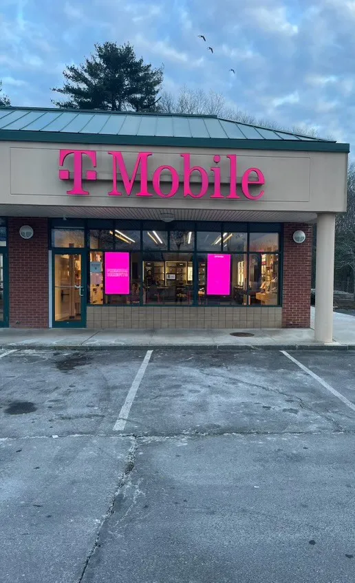 Foto del exterior de la tienda T-Mobile en The Shops at Wamesit Place, Tewksbury, MA