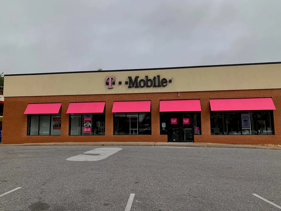  Exterior photo of T-Mobile store at Baltimore Pike & Rt 420, Springfield, PA 