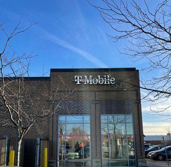Exterior photo of T-Mobile Store at Morgan Park, Chicago, IL