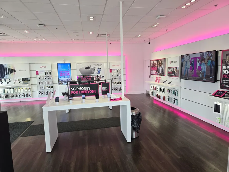  Interior photo of T-Mobile Store at North & Schmale, Carol Stream, IL 