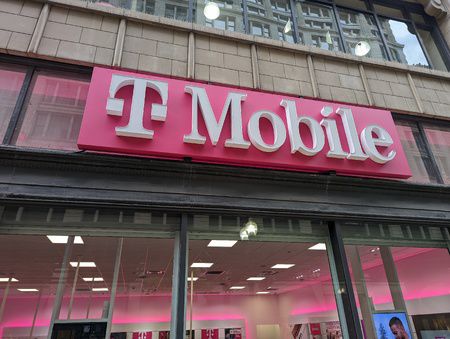 Exterior photo of T-Mobile Store at Wabash & Randolph, Chicago, IL
