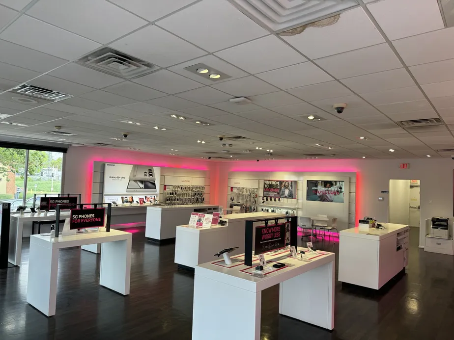  Interior photo of T-Mobile Store at Blueridge, Independence, MO 
