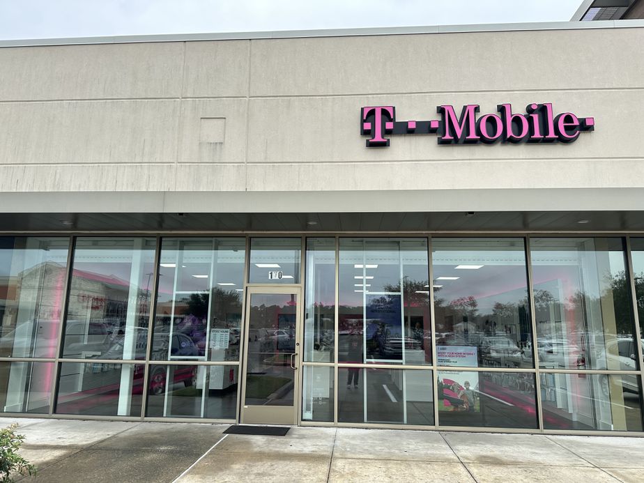 Exterior photo of T-Mobile Store at Kingwood & Lake Houston, Houston, TX