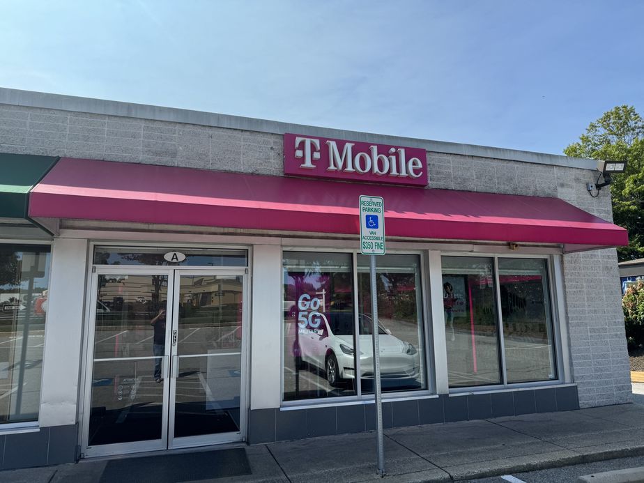 Exterior photo of T-Mobile Store at Ellicott City Route 40, Ellicott City, MD