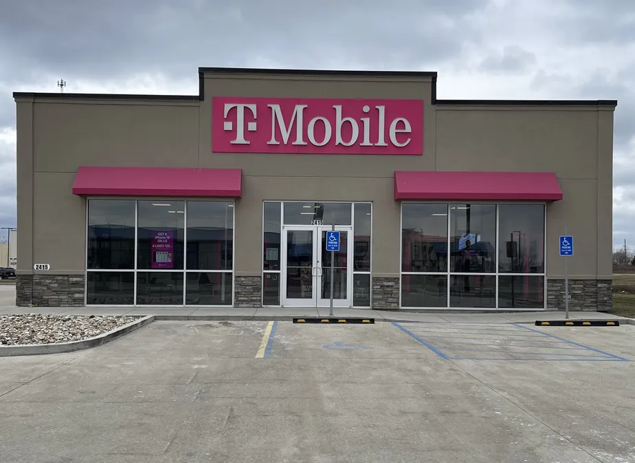  Exterior photo of T-Mobile Store at N Baltimore St & Hwy 6, Kirksville, MO 