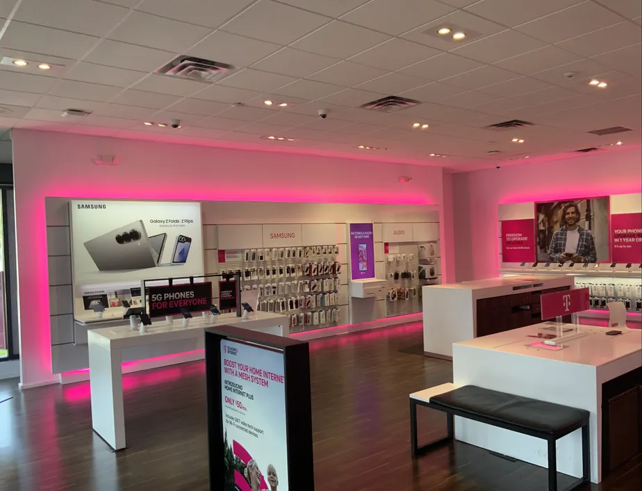  Interior photo of T-Mobile Store at Sr 7 & Wiles, Pompano Beach, FL 