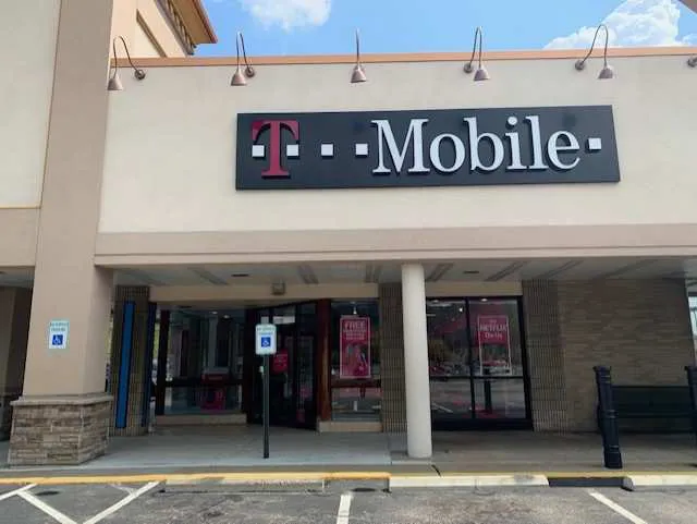 Foto del exterior de la tienda T-Mobile en Washington Pike & Mayer St, Bridgeville, PA