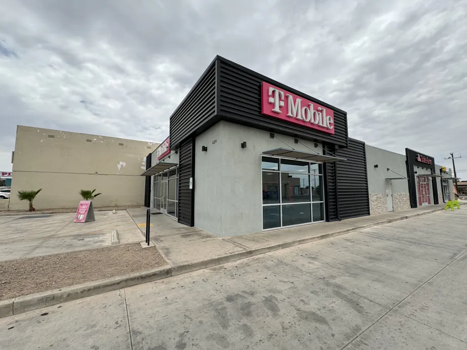  Exterior photo of T-Mobile Store at Main & B, San Luis, AZ 