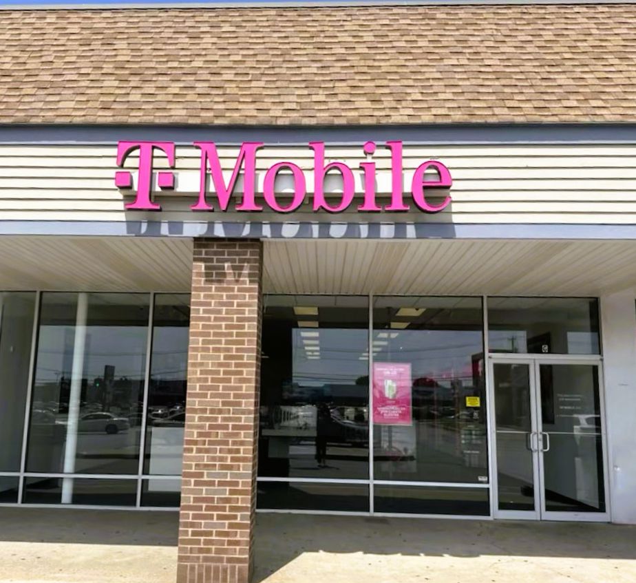 Exterior photo of T-Mobile Store at Bay View Plaza, Bridgeport, CT
