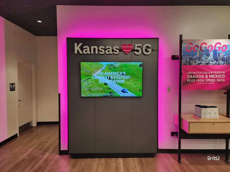  Interior photo of T-Mobile Store at Shawnee Mission Pkwy & Lackman, Shawnee, KS 
