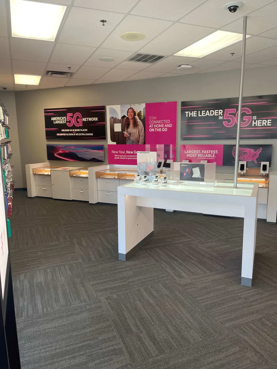 Foto del interior de la tienda T-Mobile en Mountaineer Blvd & Southridge Blvd 2, Charleston, WV