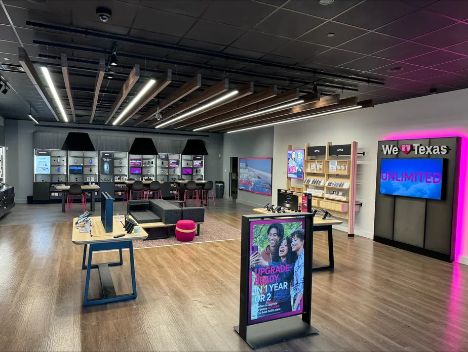 Foto del interior de la tienda T-Mobile en Katy Fwy & Houghton Rd, Katy, TX