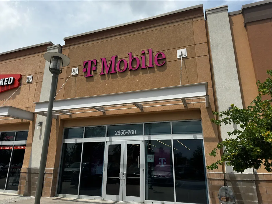 Foto del exterior de la tienda T-Mobile en Akers Mill Square, Atlanta, GA
