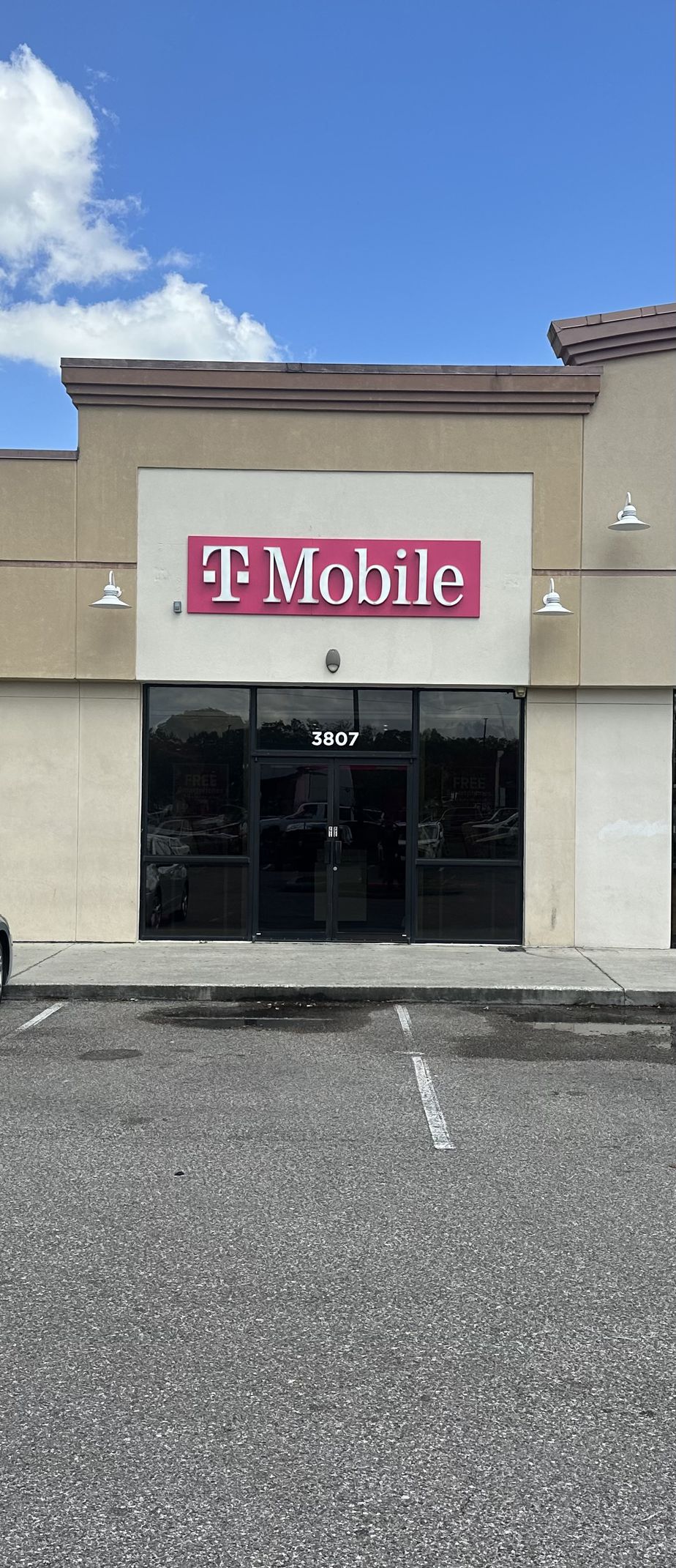 Exterior photo of T-Mobile Store at US Hwy 98 & Sharon, Lakeland, FL