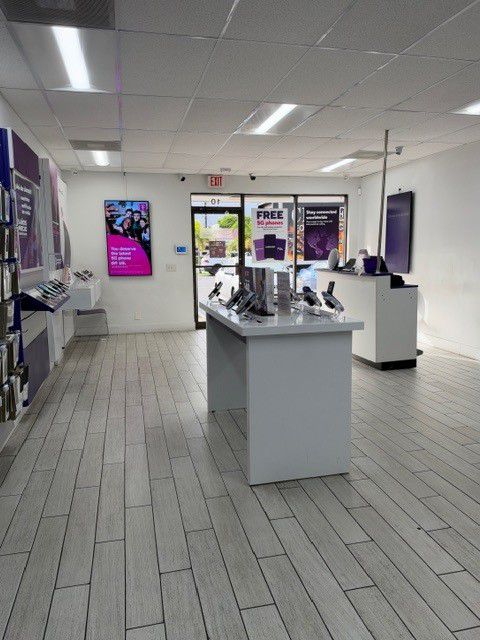Metro by T-Mobile 400 S Dixie Hwy Bay 10 - 400 S Dixie Hwy Bay 10 