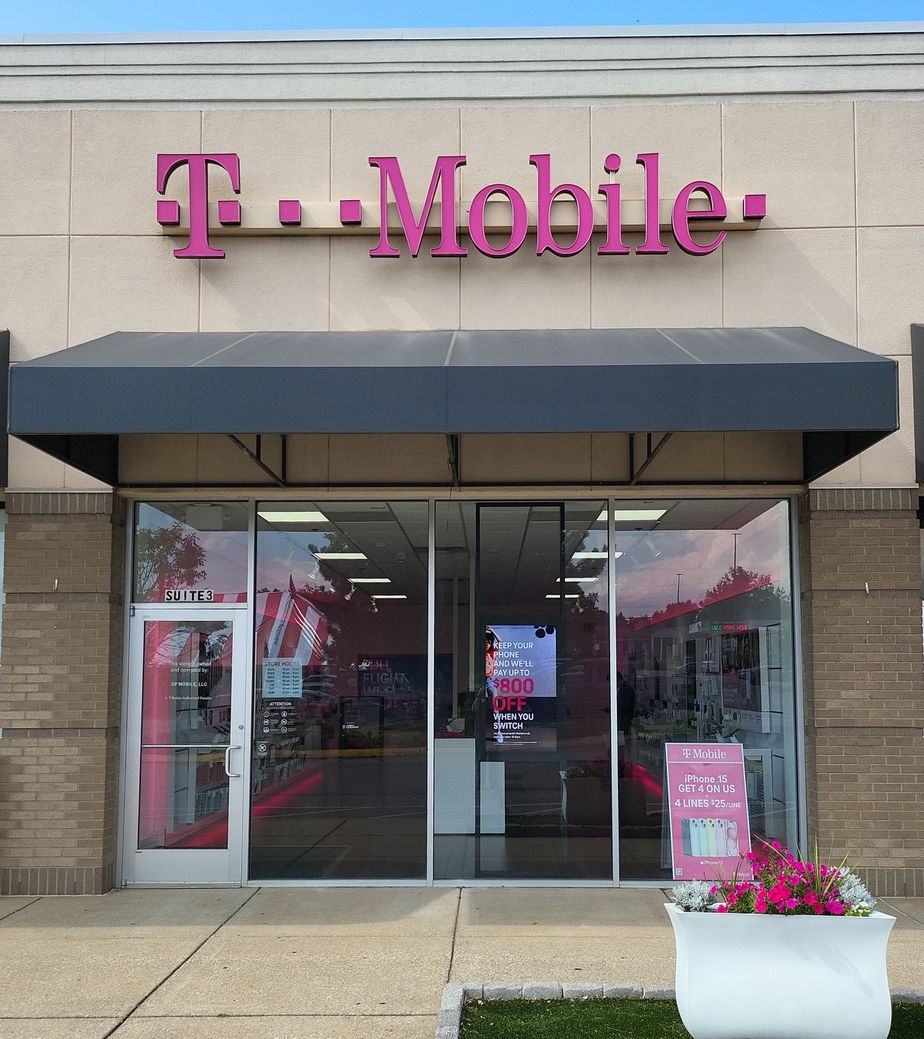 Exterior photo of T-Mobile Store at Hwy 76 & Raymond Hirsch Pkwy, White House, TN