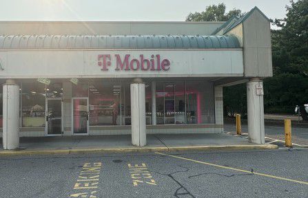 Exterior photo of T-Mobile Store at Ronkonkoma Ave & Division Rd, Ronkonkoma, NY