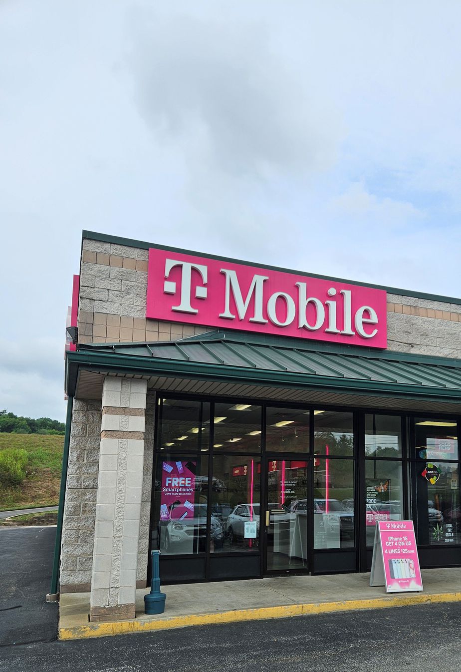 Exterior photo of T-Mobile Store at Pike Street, Parkersburg, WV