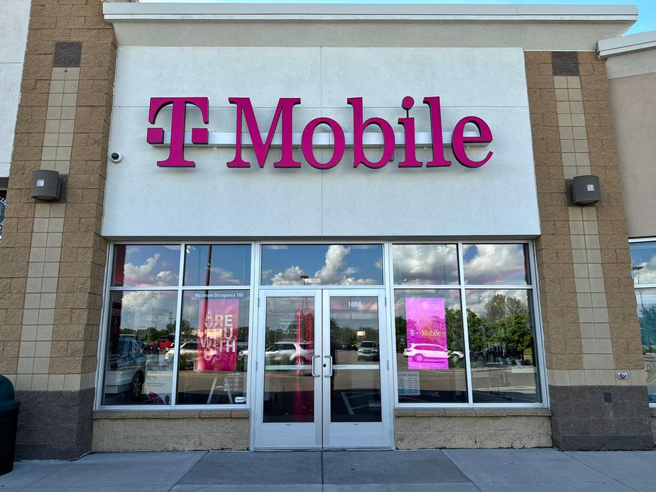 Exterior photo of T-Mobile Store at W Broadway & Everton, Forest Lake, MN